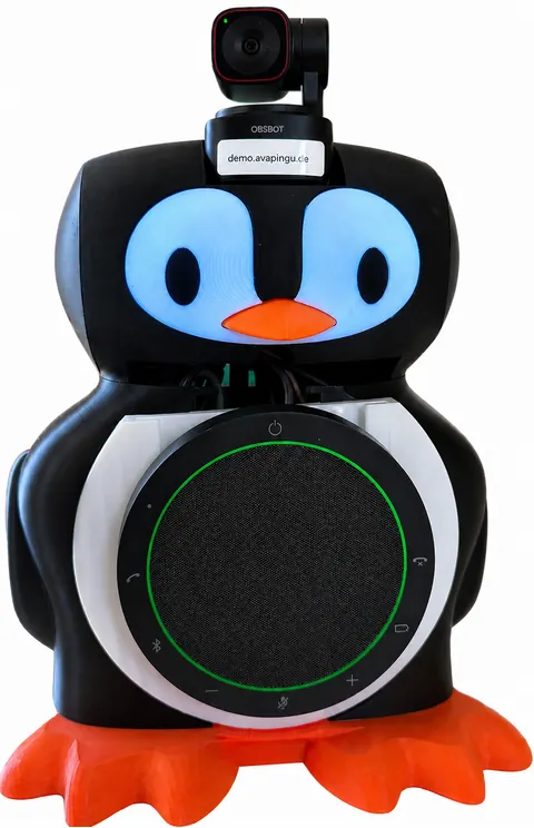 Vorserienaufnahme der Avapingu-Figur mit ruhig blau leuchtenden LED-Augen